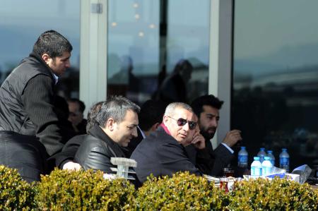 Tatlıses'in sevenleri hastane kapısında 17