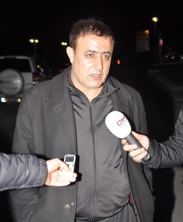 Tatlıses'in sevenleri hastane kapısında 8