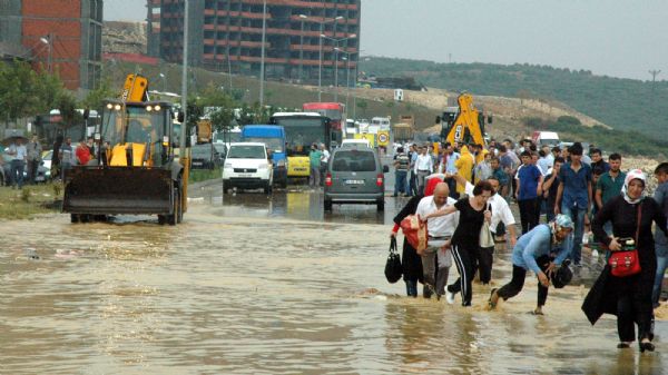 İstanbul'da yağmur hayatı felç etti 1