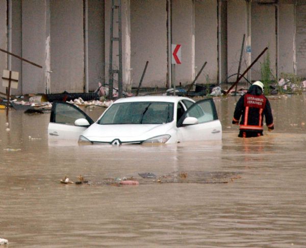 İstanbul'da yağmur hayatı felç etti 3