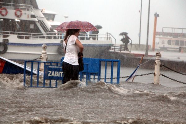 İstanbul'da yağmur hayatı felç etti 4