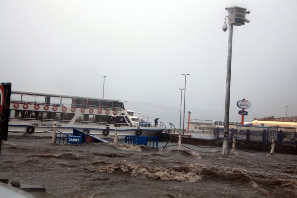 İstanbul'da yağmur hayatı felç etti 5