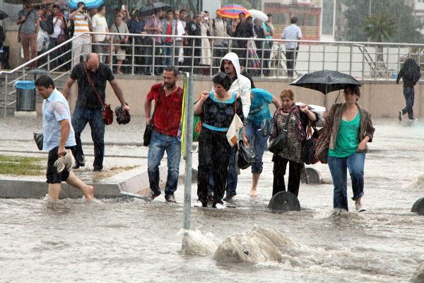 İstanbul'da yağmur hayatı felç etti 8