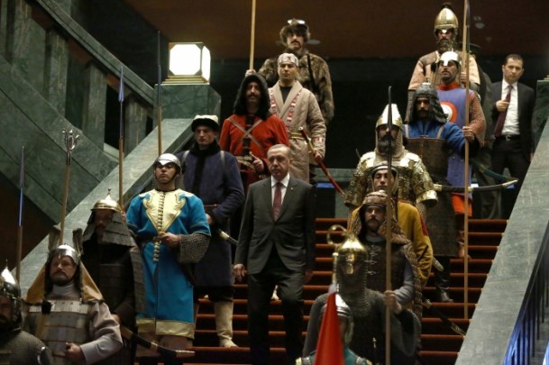 Saray'daki 16 asker neyi temsil ediyor? 1