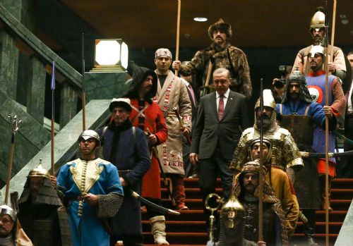 Saray'daki 16 asker neyi temsil ediyor? 10