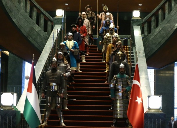 Saray'daki 16 asker neyi temsil ediyor? 2