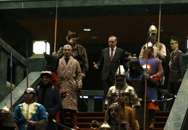 Saray'daki 16 asker neyi temsil ediyor? 6