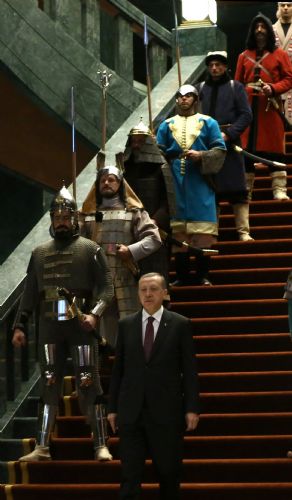 Saray'daki 16 asker neyi temsil ediyor? 7
