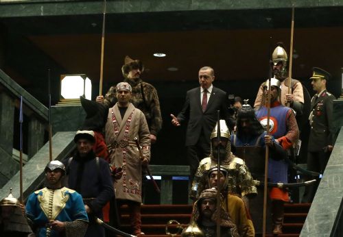 Saray'daki 16 asker neyi temsil ediyor? 8