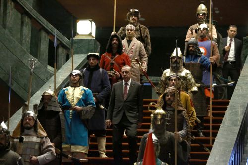 Saray'daki 16 asker neyi temsil ediyor? 9