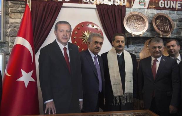 Cumhurbaşkanı Erdoğan'ın maketiyle poz verdiler 1