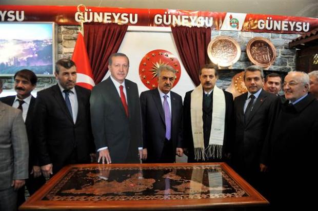 Cumhurbaşkanı Erdoğan'ın maketiyle poz verdiler 3