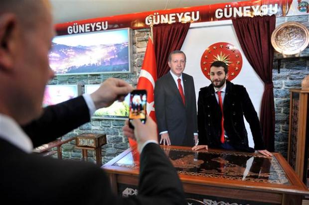 Cumhurbaşkanı Erdoğan'ın maketiyle poz verdiler 7