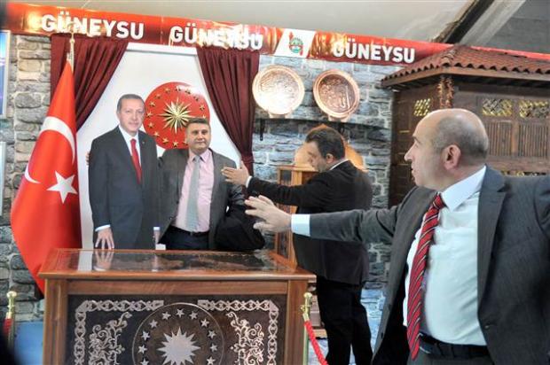 Cumhurbaşkanı Erdoğan'ın maketiyle poz verdiler 8
