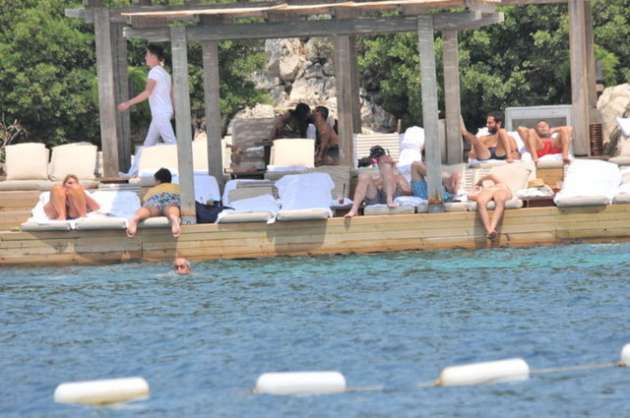 Arda Barça'da Sinem Kobal ve Kenan İmirzalıoğlu Tatilde 5