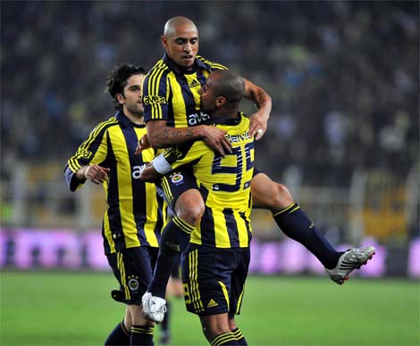 Roberto Carlos Fener'i uçurdu 4