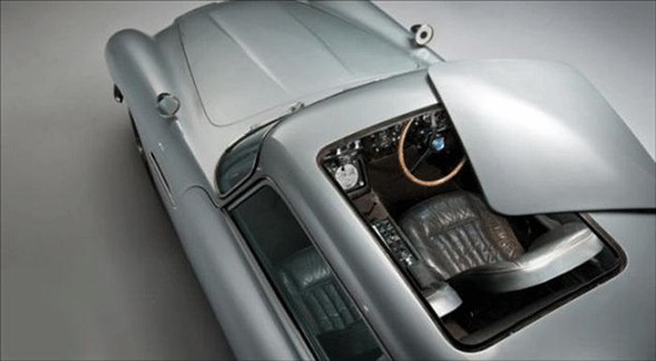 James Bond'un Aston Martin'i satılıyor 6