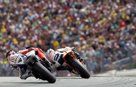 Moto GP'de yürekleri ağız getiren kaza - 1/24 1