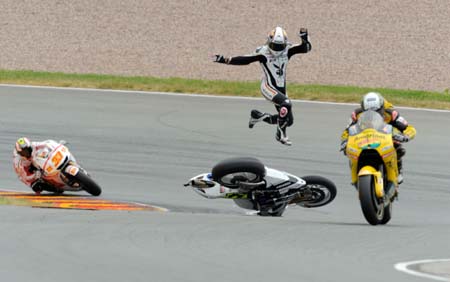 Moto GP'de yürekleri ağız getiren kaza - 1/24 17