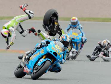 Moto GP'de yürekleri ağız getiren kaza - 1/24 19
