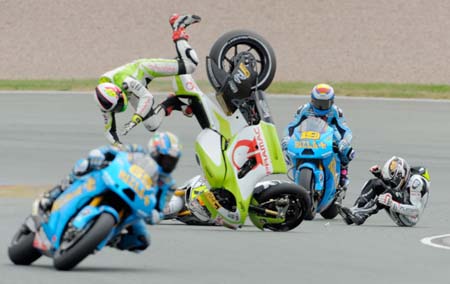 Moto GP'de yürekleri ağız getiren kaza - 1/24 21