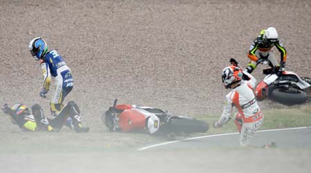 Moto GP'de yürekleri ağız getiren kaza - 1/24 23