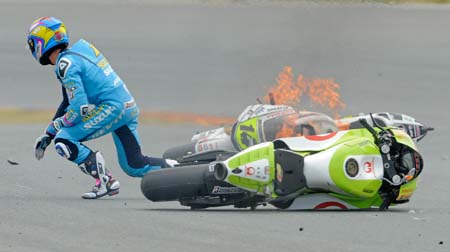 Moto GP'de yürekleri ağız getiren kaza - 1/24 3