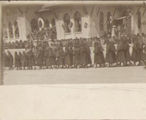 Atatürk’ün Sakarya Zaferi sonrası Türkiye Büyük Millet Meclisi’nde yapılan geçit törenine ait kareler 1