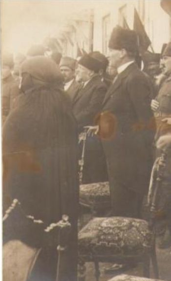 Atatürk’ün Sakarya Zaferi sonrası Türkiye Büyük Millet Meclisi’nde yapılan geçit törenine ait kareler 3