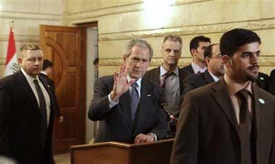 Bush ayakkabıyı böyle yedi 6