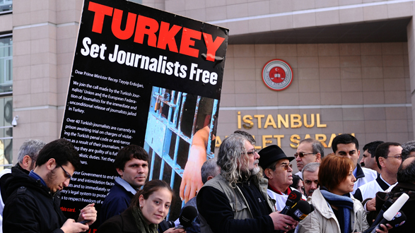 AK Parti'yi kızdıracak albüm 6