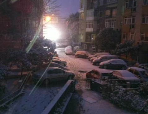 Yağan kar ünlüleri de çıldırttı 10
