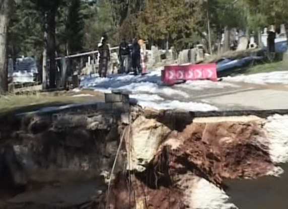 Mezarlıktaki dev çukur dehşete düşürdü 10