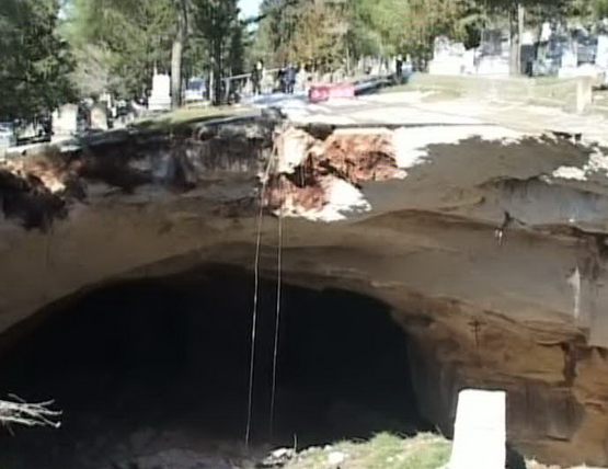 Mezarlıktaki dev çukur dehşete düşürdü 11