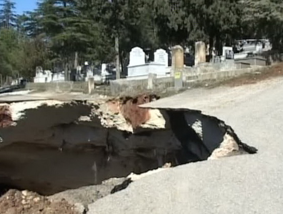 Mezarlıktaki dev çukur dehşete düşürdü 12