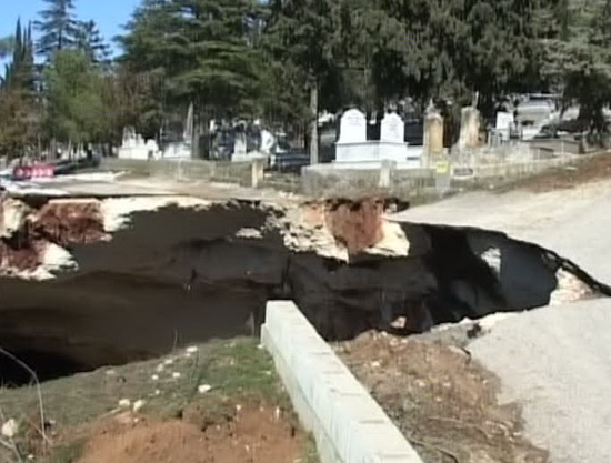 Mezarlıktaki dev çukur dehşete düşürdü 2