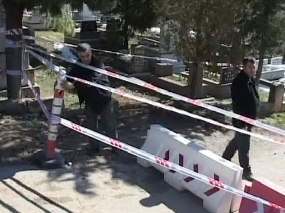 Mezarlıktaki dev çukur dehşete düşürdü 9