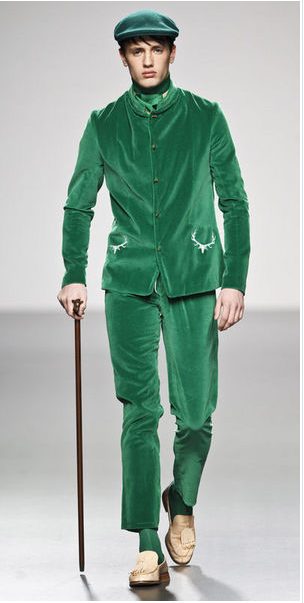 Yeni moda etekli erkek bıyıklı kadın 1