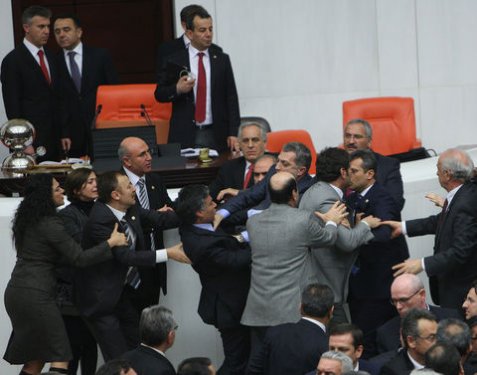 Meclis'te yumruk yumruğa kavga! 10