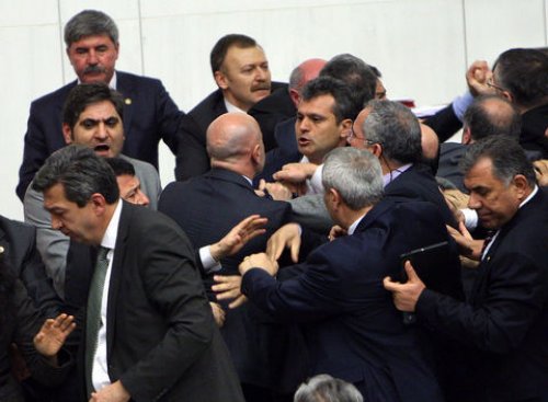Meclis'te yumruk yumruğa kavga! 12