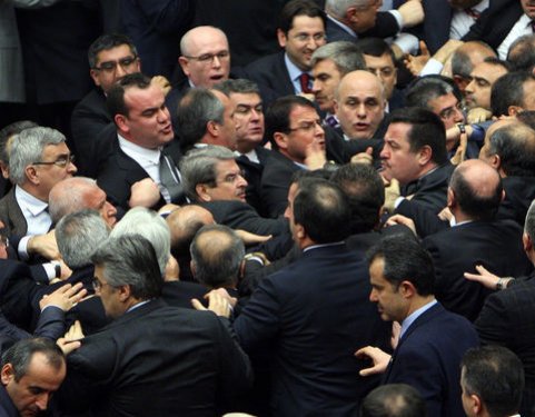 Meclis'te yumruk yumruğa kavga! 13