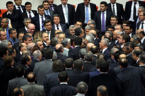 Meclis'te yumruk yumruğa kavga! 14