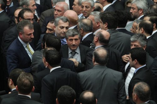 Meclis'te yumruk yumruğa kavga! 18