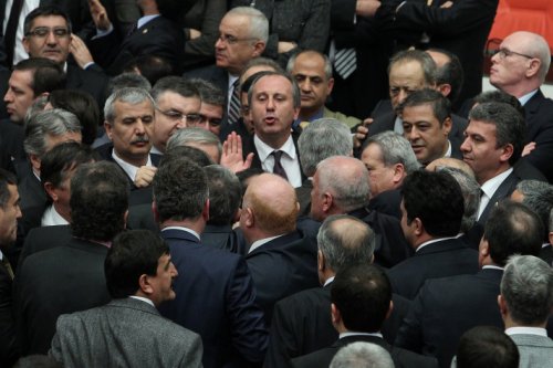 Meclis'te yumruk yumruğa kavga! 19