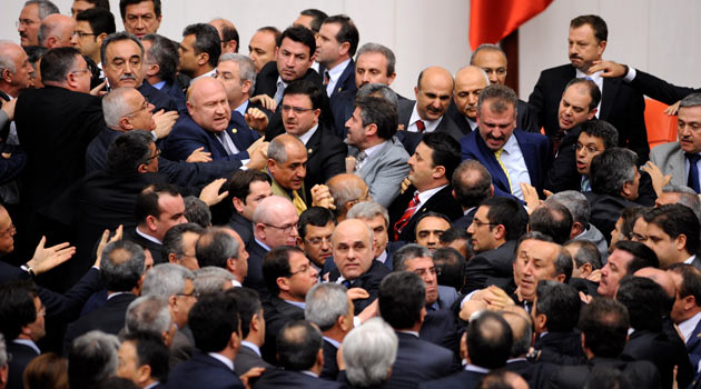 Meclis'te yumruk yumruğa kavga! 2