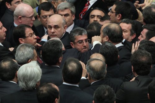 Meclis'te yumruk yumruğa kavga! 27