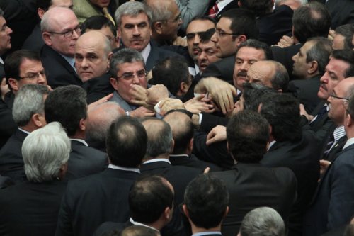 Meclis'te yumruk yumruğa kavga! 28
