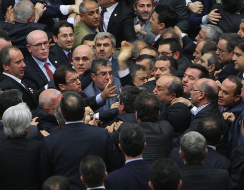 Meclis'te yumruk yumruğa kavga! 5