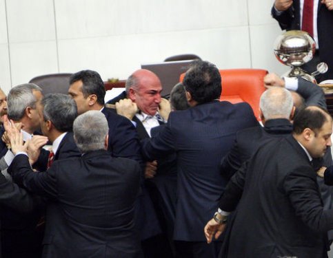 Meclis'te yumruk yumruğa kavga! 6