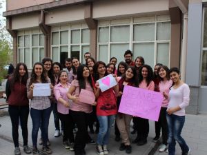 ERÜ Tıp Öğrencileri Cinsel Ayrımcılığa Karşı Pembe Giydi